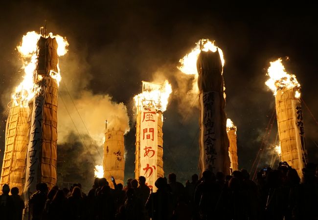 電信柱のような巨大な松明が丘の上に林立