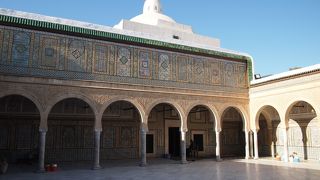 装飾タイルなどがあり美しい霊廟