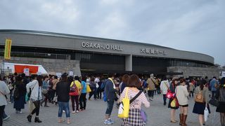 綺麗な会場ですが、ライブ開催中は余裕を持って