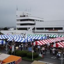 出店の列 (奥の建物は消防局)