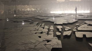 大きな現代美術館です