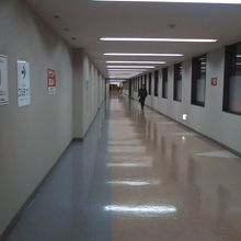JR駅から続く長い通路の様子