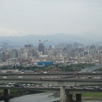 ベランダから松山空港へ着陸する航空機を見下ろすことができます