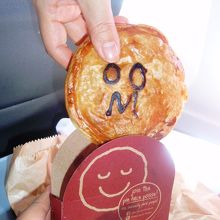 ミートパイにチーズが入ったものを買いました。満足！満足！