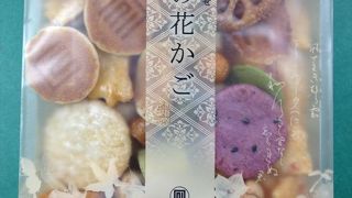 デザイン性豊かで、彩豊かなお菓子を１つのパッケージ化していてくれるので、職場へのお土産としては、最適です。