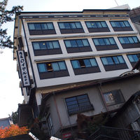 坂の下から眺める。