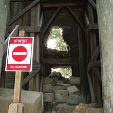 堂内は立ち入り禁止の看板が！