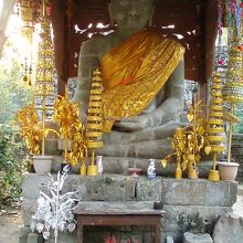 麓に祀られている上座部仏教象