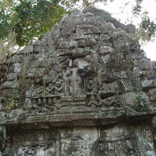 破風の中には仏のレリーフ