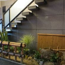 1階入口この階段を上がって2階へ。EVもあります。