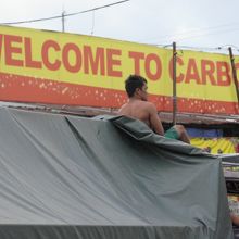 この国では、車の上に乗る人が多いです