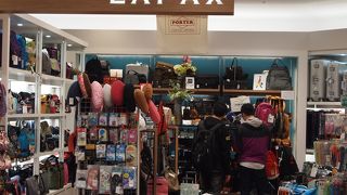 大きいのから小さいものまでかばんがあり