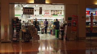 空港にファミマがある