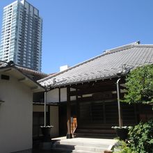 青空に映える本堂