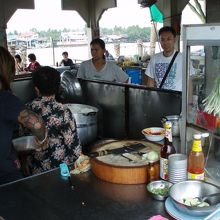 川沿いのレストラン！ローカルの船を見ながらのんびりと・・・・