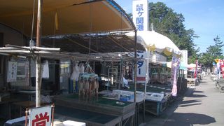 奥羽三大古関の一つで、江戸時代には北前船が寄港した港