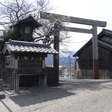東の入口の東追分です。伊勢神宮からのお下がりの鳥居があります