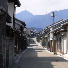 関宿の街並です。両側に古い建物がびっしりと並んでいます
