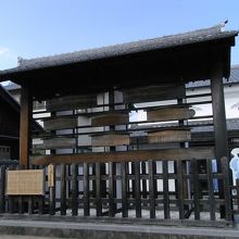 関郵便局前に復元した高札場です。