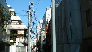 神楽坂の賑わう裏路地への通り道