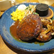 Wハンバーグ｡奥の黒い円柱で温めながらいただけます｡