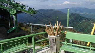 降車口では、登山者向けに、杖が置いて有って、楽に登る配慮がされています。