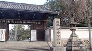 名前の由来は、伝承によると、境内より良い香りの水が湧き出し