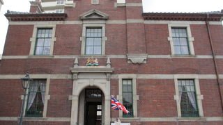 リニューアルされた建物は無料で見学が出来ます。2階にはレストランがあります。