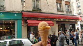 サン・ルイ島でアイスクリーム