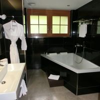 バスタブは枕付き、バスローブのある後ろがシャワールームです