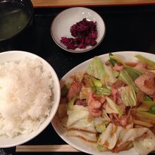 色々なホルモンが一度に楽しめます。キャベツの火加減もGood