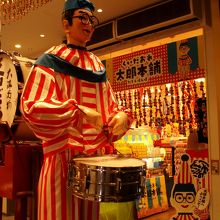 彼のグッツはお隣のお店で！