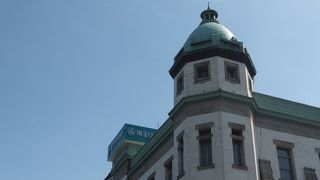 ネオルネッサンス様式の建物は、現役で使用されています