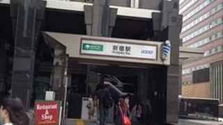 いくつかの電車が乗り入れていますが、その中でも都営線については、便利な地域にありますので、特に、新宿サザンテラスに行く際には便利な駅出口です。