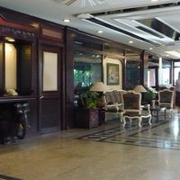 ロビーとレストラン。朝食はここでビュッフェスタイル。