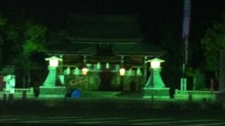 夜の門はライトアップされていて神々しいと感じました。