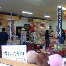 奥から見たお土産品コーナー