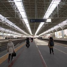 北京北駅長いホーム。はるか向こうに電車。