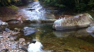 渓谷をハイキング