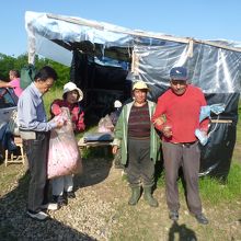 地元の夫婦の歓迎を受ける