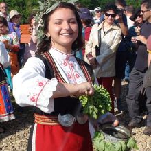 バラの香水を撒き散らす