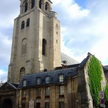 カフェ・ドー・マゴ前から見る　サン・ジェルマン・デ・プレ教会