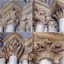 鐘楼下　西扉口の柱頭彫刻