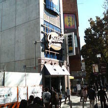 原宿駅のすぐ前にあります。