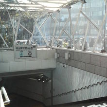 お店の前の地下鉄出口を囲むように30人ほどの行列が…