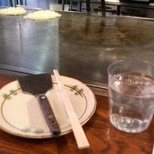 鉄板で手際よく焼いてくれる様子も必見です。