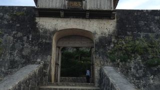 首里駅から守礼門へ向かう途中にあります