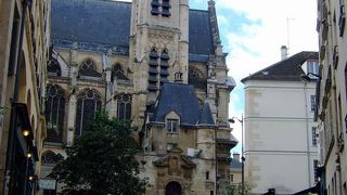 サント・ジュヌヴィエーヴ（パリの守護聖女）の丘に建つ教会　Eglise Saint-Etienne du Mont (5区)