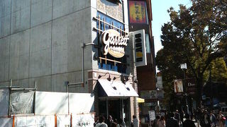 平日でも大行列の人気ポップコーン店