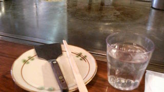 焼く様子も見ていて楽しい本格派お好み焼き店